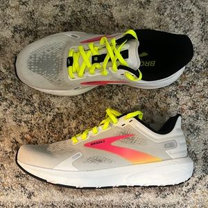 Like NEW. Women’s size 7.5 Brooks Launch.